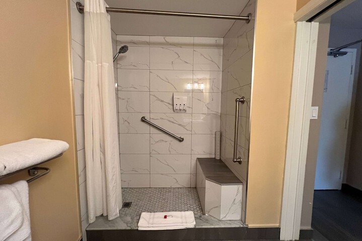 1 Queen Bed Mobility Accessible Bathtub with Grab Bars (6 of 13)