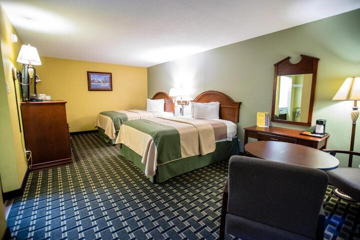 Quadruple Deluxe 2 Queen Beds (2 of 49)