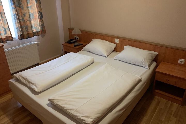 Room 4 of 33