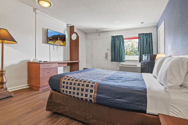 Deluxe King Bed (2 of 4)