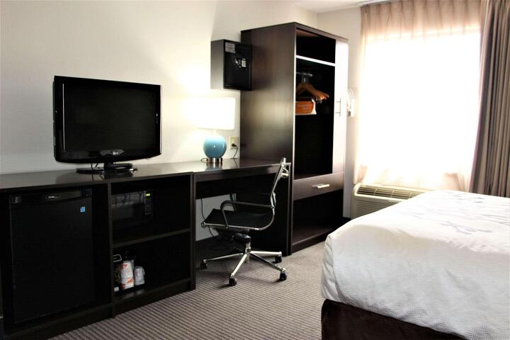 1 Queen Bed (3 of 9)