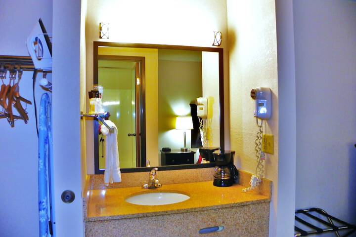 2 Queen Beds (5 of 5)