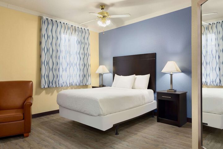 1 King Bed (9 of 20)