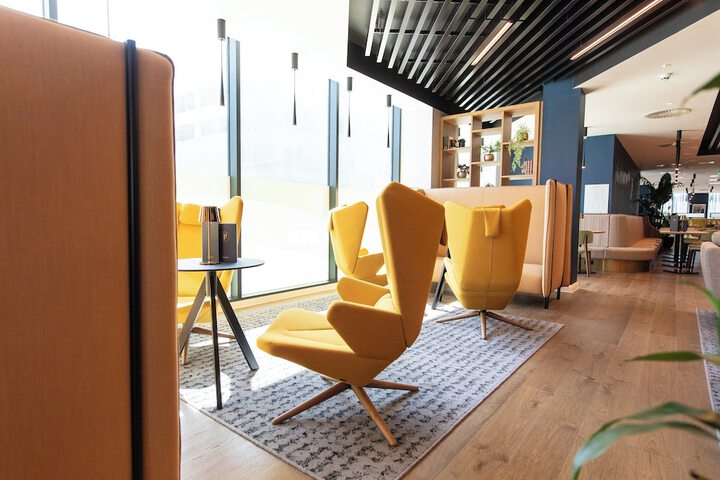 Lounge 74 of 120