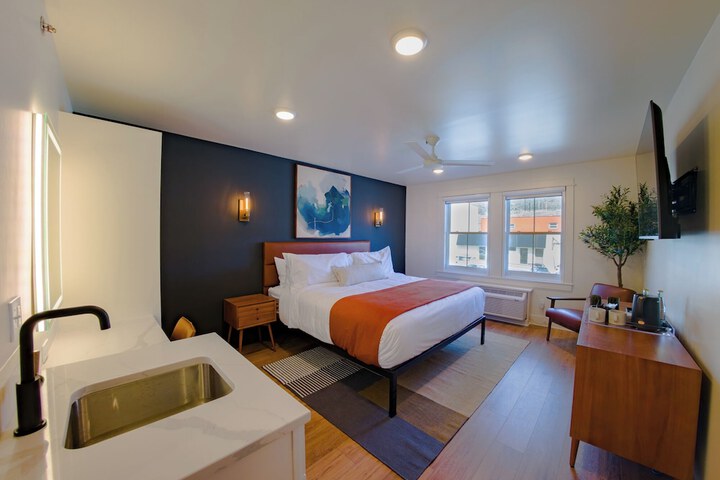 Room 6 of 34