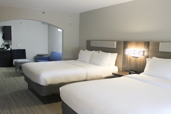 2 Queen Beds (9 of 10)