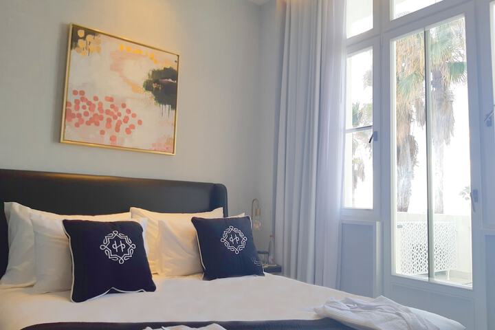 Room 11 of 30