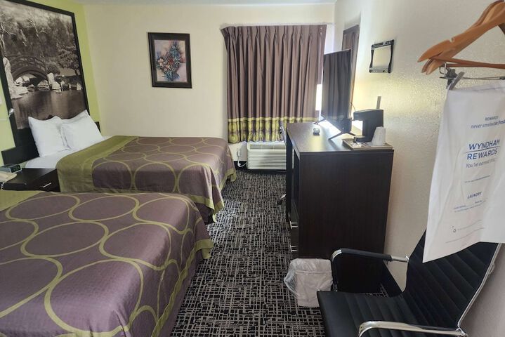 2 Queen Beds (2 of 5)