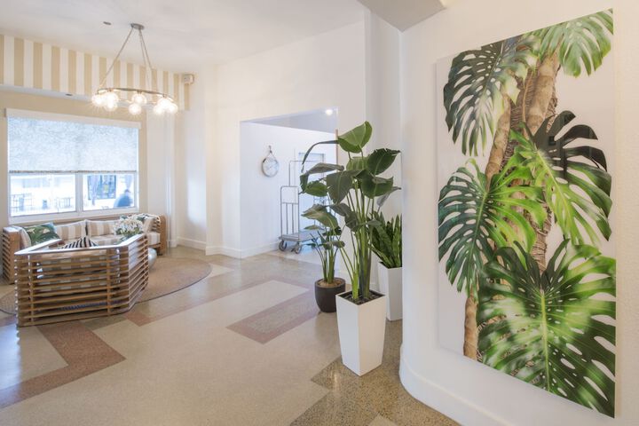 Lobby lounge