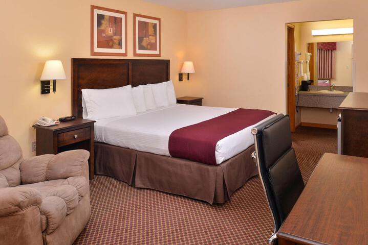 1 King Bed (4 of 9)