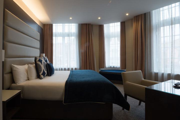 Room 4 of 100