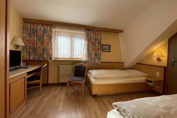 Room 10 of 77