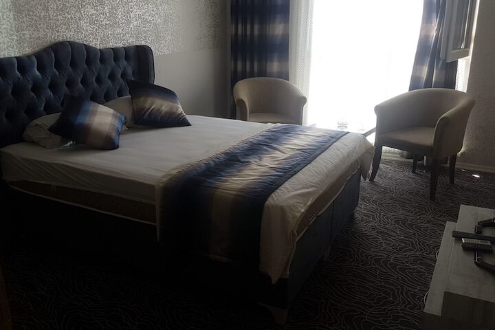 Room 9 of 18
