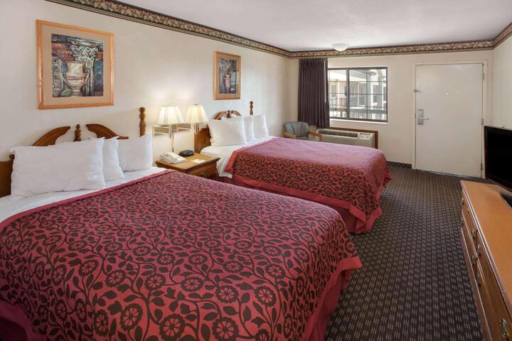 2 Double Beds (6 of 9)