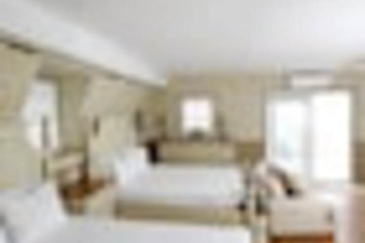 Room 8 of 384