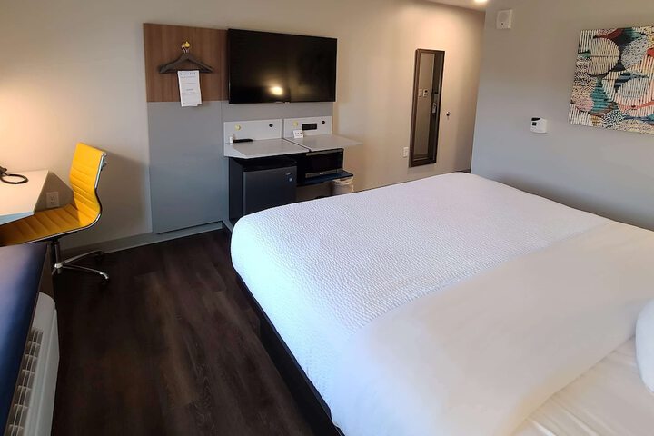 1 King Bed (3 of 14)