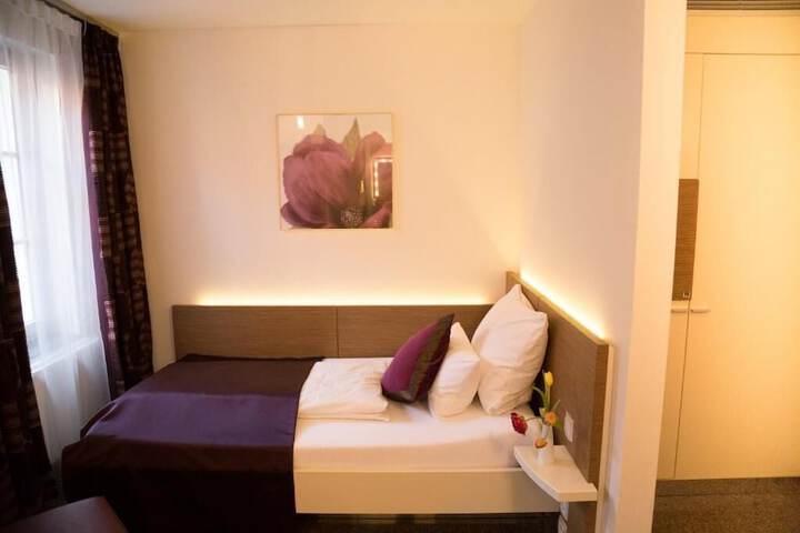 Room 5 of 32