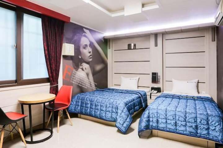 Room 10 of 36