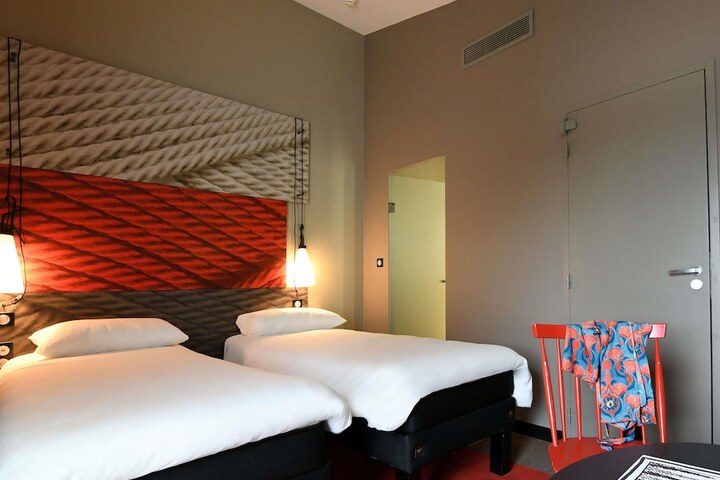 Room 27 of 83