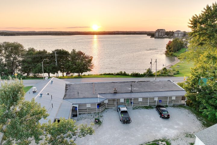 Lakeside Inn