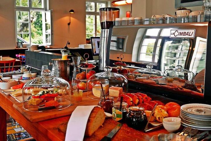 Breakfast/Coffee Service 60 of 79