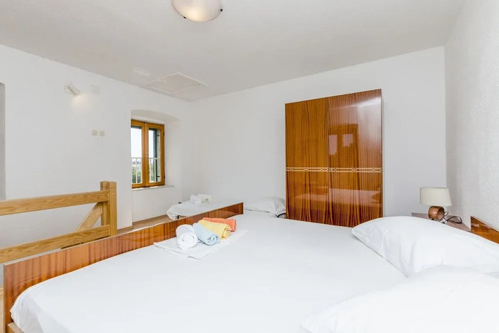 Room 5 of 10