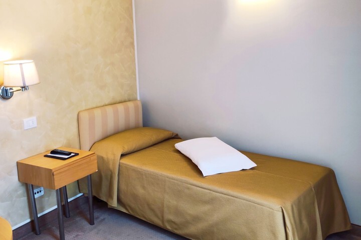 Room 10 of 31