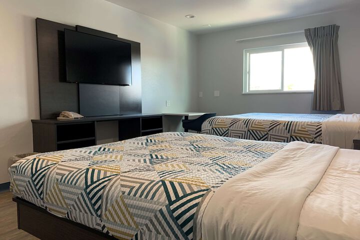 2 Queen Beds Micfridge (6 of 7)