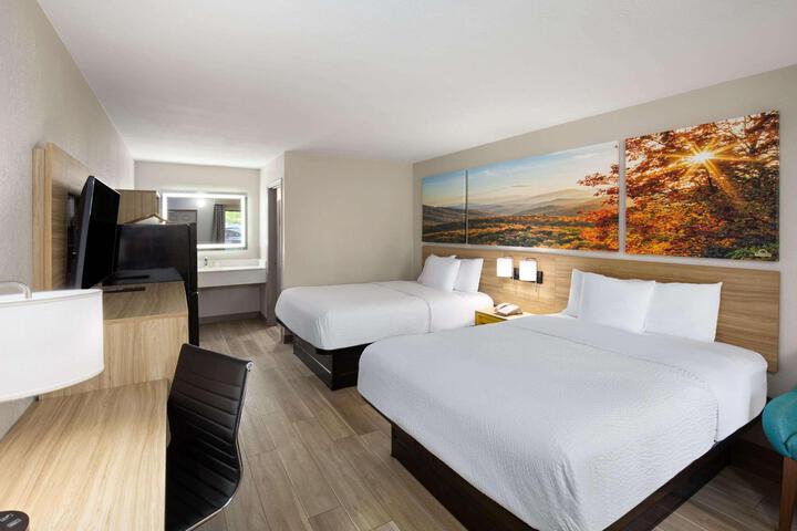 2 Queen Beds (12 of 12)