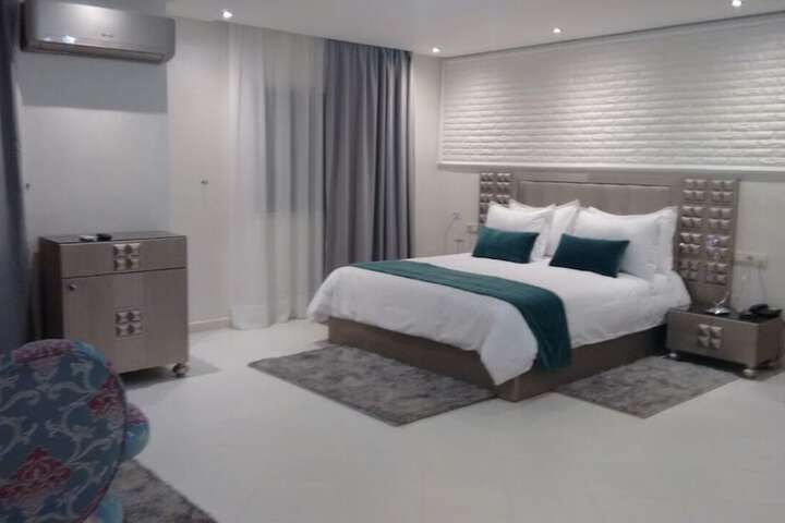 Room 13 of 20