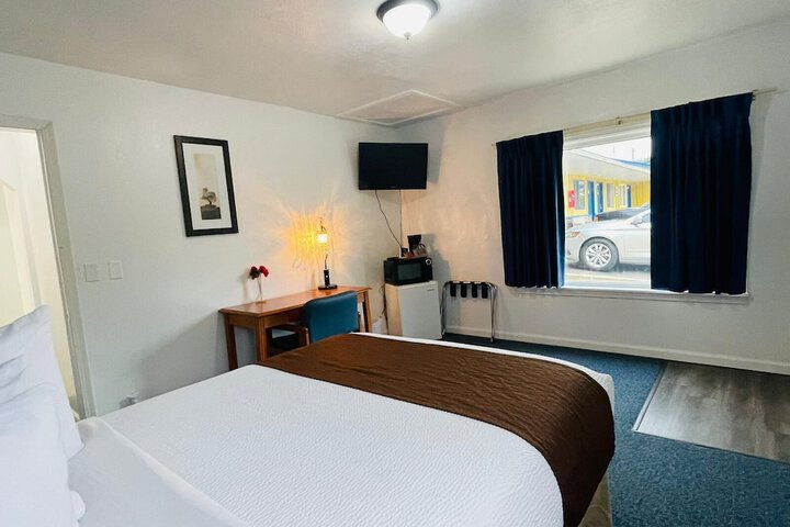 1 Queen Bed (8 of 9)