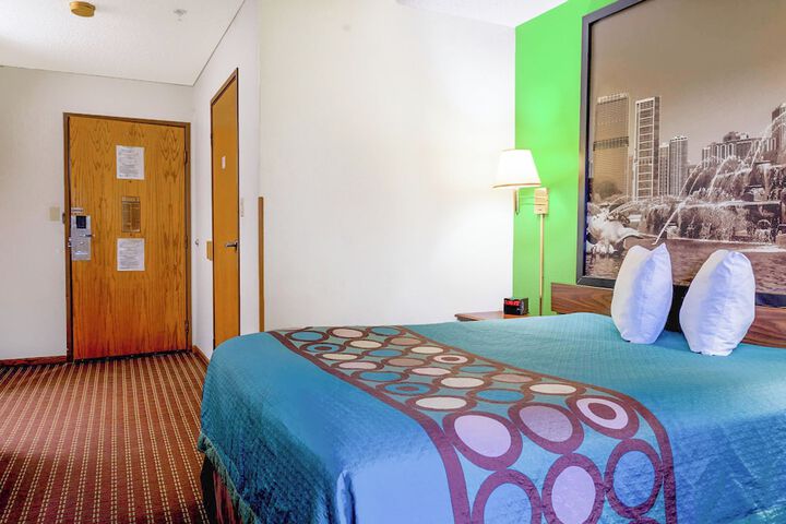 1 Queen Bed (8 of 33)