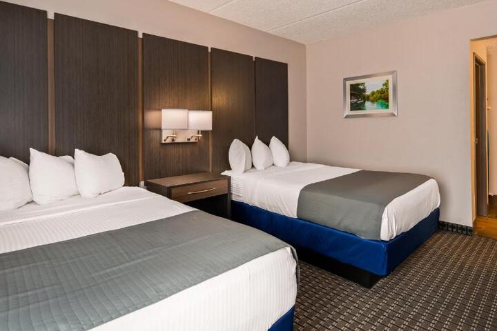 2 Double Beds High Speed Internet Accessible Microwave and Refrigerator Flat Screen Tele (2 of 7)