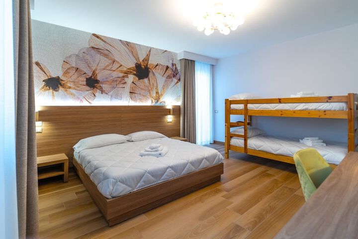 Room 4 of 16