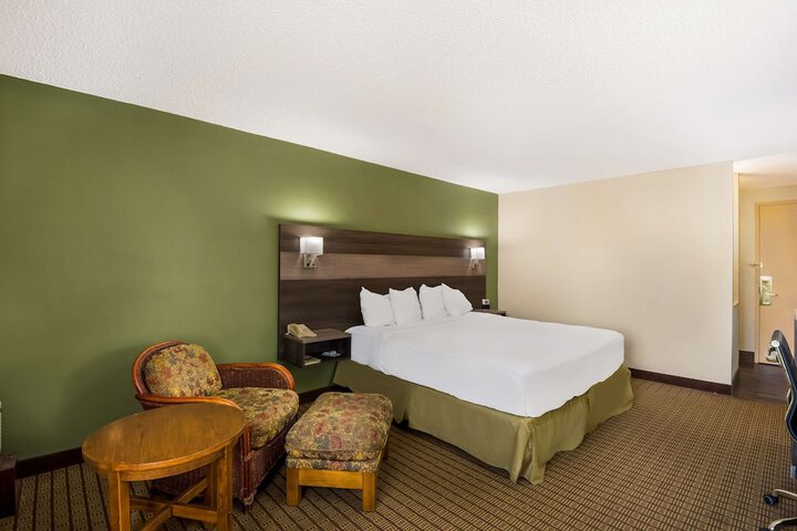 Accessible 1 King Accessible Roll in Shower Work Desk Microwave and Refrigerator WiFi Full Breakfast (12 of 14)
