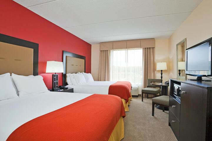 2 Queen Beds (6 of 7)