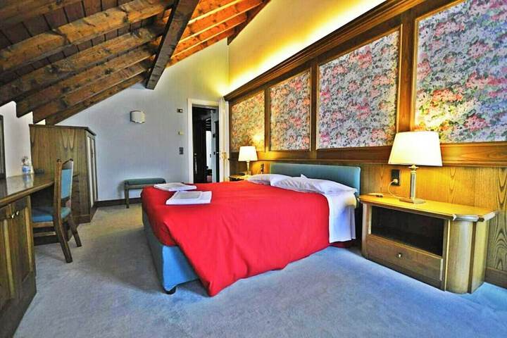 Room 8 of 12