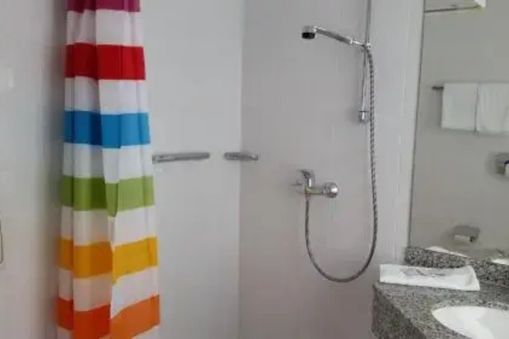 Room 6 of 7