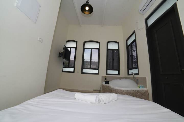 Room 21 of 28
