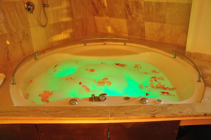 Jetted tub