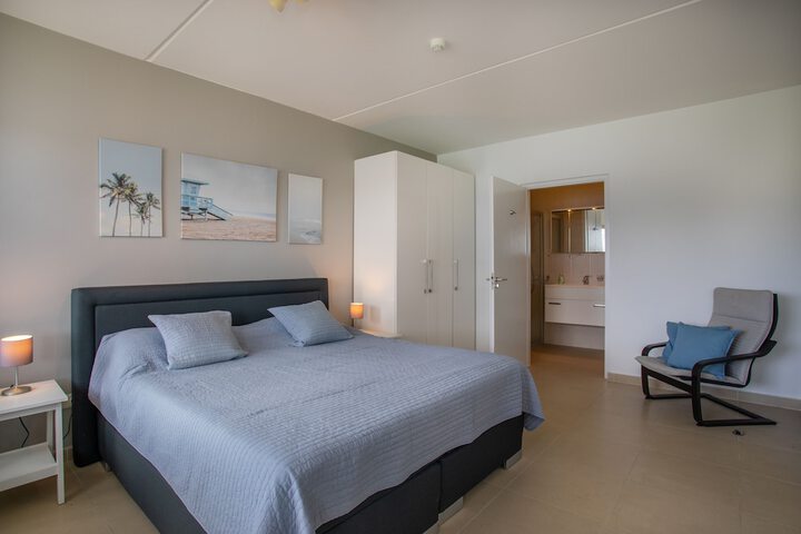 Room 25 of 127