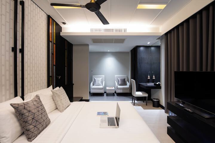 Room 10 of 93