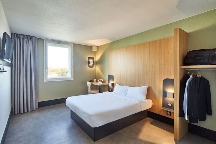 Room 10 of 33