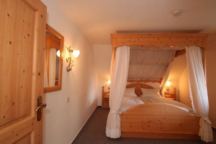 Room 4 of 51