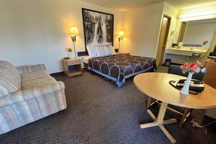 1 King Bed (4 of 6)