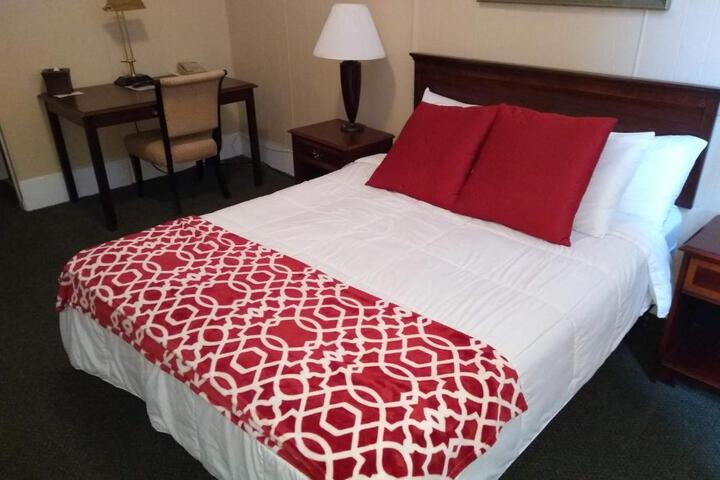 1 Queen Bed (8 of 15)