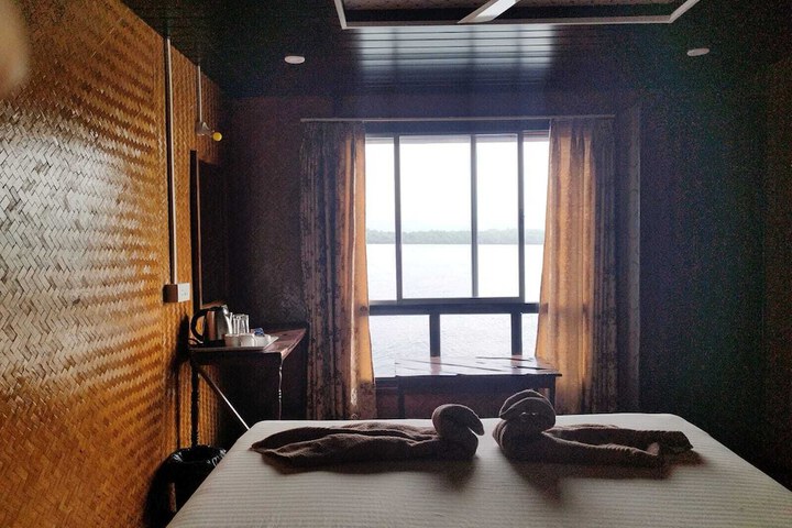 Room 2 of 8
