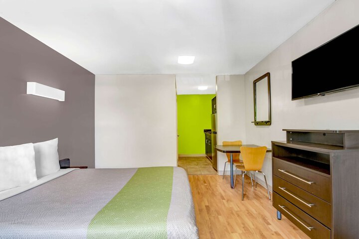1 Queen Bed (4 of 7)