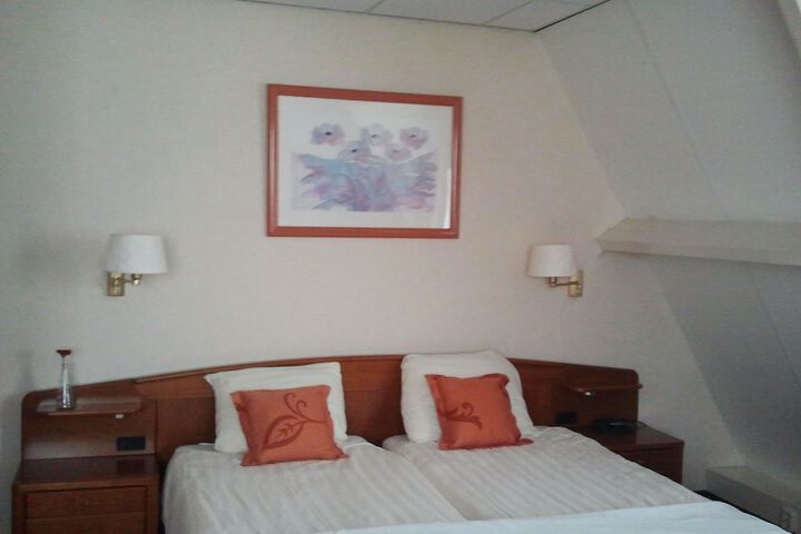 Room 4 of 9