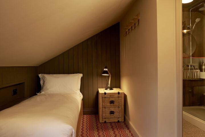 Room 16 of 60